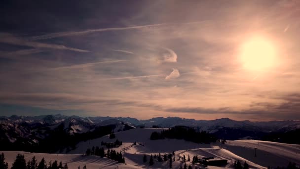 산비탈에 소나무 피스톤으로 공중에서 스키를 수있는 샤워기가 알프스 — 비디오