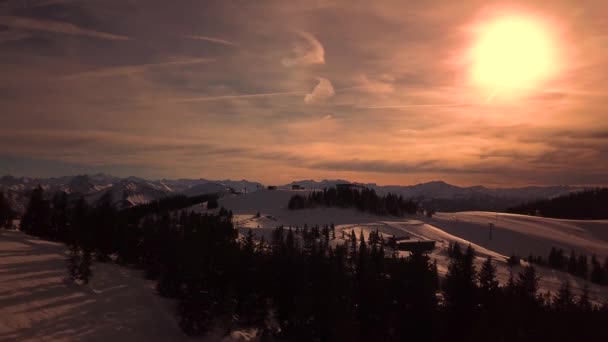 Pittoreske Witte Berghellingen Bedekt Met Dennenbossen Skipistes Bewegende Stoeltjeslift Het — Stockvideo
