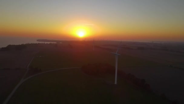 Vista Aérea Del Dron Planta Energía Eólica Con Fondo Sol — Vídeo de stock