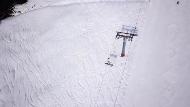 Flygfoto Ovanifrån Skidstolslyften Personer För Transport Skidorten Skidåkare Och Snowboardåkare — Stockvideo