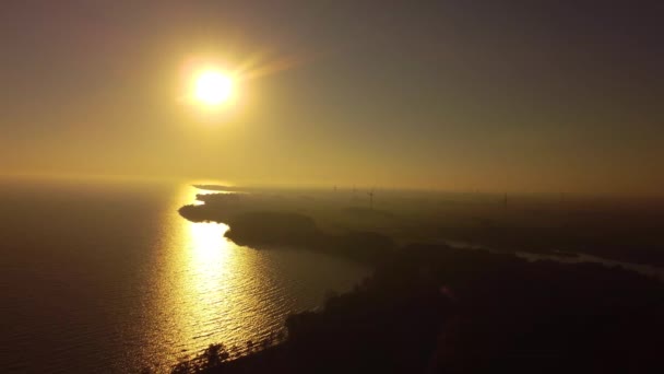 Żółty Sunflare Sunburst Nad Morzem Wiatraków Energii Elektrycznej Generatory Wiatru — Wideo stockowe