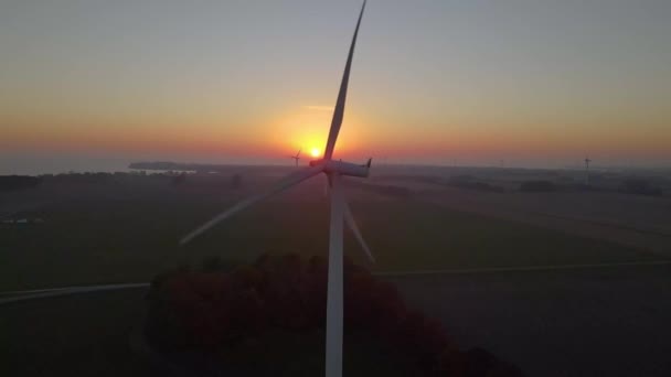 Windenergiegenerator Dreht Sich Während Eines Erstaunlichen Sonnenuntergangs Oder Sonnenaufgangs Aus — Stockvideo