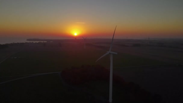 Güneş Doğarken Rüzgar Gülü Elektrik Jeneratörleri Grubu — Stok video