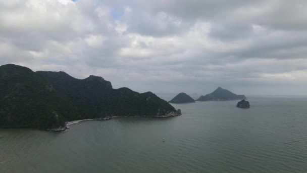 Steady Luchtfoto Van Deze Grijze Wolken Bergen Eilanden Tijdens Ochtend — Stockvideo