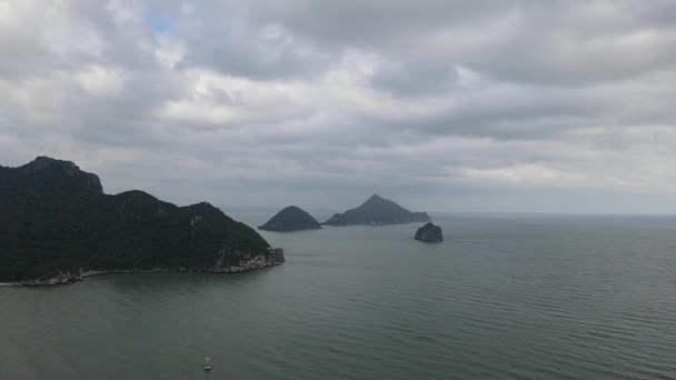 Umgekehrte Luftaufnahmen Dieses Wunderschönen Morgens Der Inseln Und Kalksteinberge Aus — Stockvideo