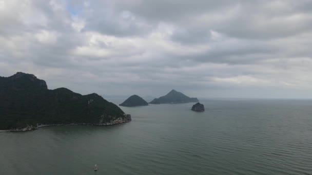 高高度から島や石灰岩の山々を明らかにするこの豪華な朝の空中映像を反転させます サムRoi Yot国立公園 Prachuap Khiri Khan Thailand — ストック動画