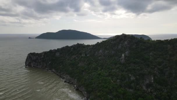 Luchtbeelden Naar Twee Eilanden Horizon Die Een Berg Kliffen Vliegen — Stockvideo