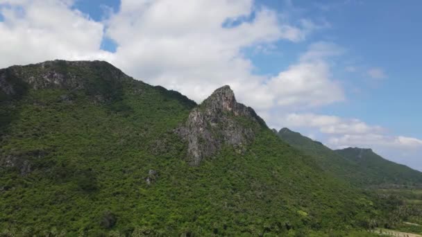 Güzel Dağ Mavi Gökyüzü Pamuk Benzeri Bulutlar Bazı Tarım Arazileri — Stok video