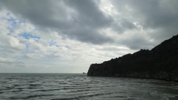 左にスライドして石灰岩の山を明らかにし 島は水平線 灰色の雲と青空に表示されます サムRoi Yot国立公園 Prachuap Khiri Khan — ストック動画