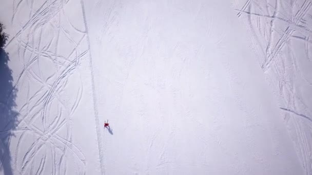 Skifahren und Snowboarden auf dem Schneehang im Winterskigebiet. Skilift am Schneeberg. Winteraktivität