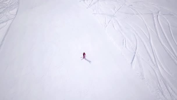 Antenne Des Skigebiets Sonnenbergen Mit Kiefernwald Skifahrer Fahren Auf Schneehängen — Stockvideo