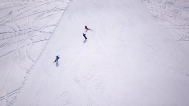 Zimním Lyžařském Středisku Lidé Lyžují Jezdí Snowboardu Zasněžených Svazích Lyžařský — Stock video