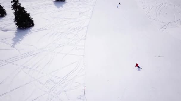 Letecké Záběry Dron Sledující Lyžaře Sjezdovce Lyžařské Oblasti Lyžaři Sjíždějící — Stock video