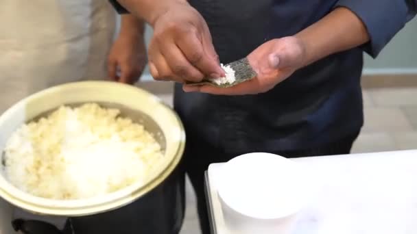 Chef Preparando Sushi Con Arroz Blanco Restaurante Japonés — Vídeos de Stock