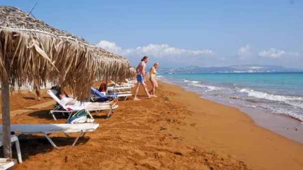 Turistas Que Relajan Orilla Playa Megas Lakkos Grecia Amplio Estático — Vídeos de Stock