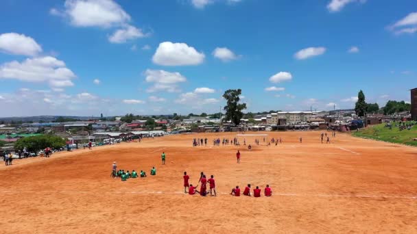 Afrika Děti stojící na fotbalovém hřišti čekají na zaplacení fotbalu s krásnou modrou oblohou.