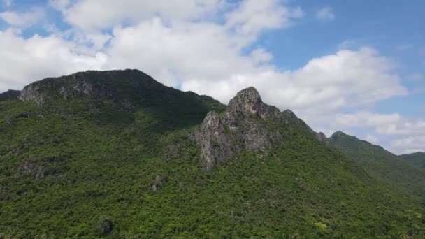 Images Aériennes Régulières Cette Magnifique Montagne Tours Sautant Gros Nuages — Video