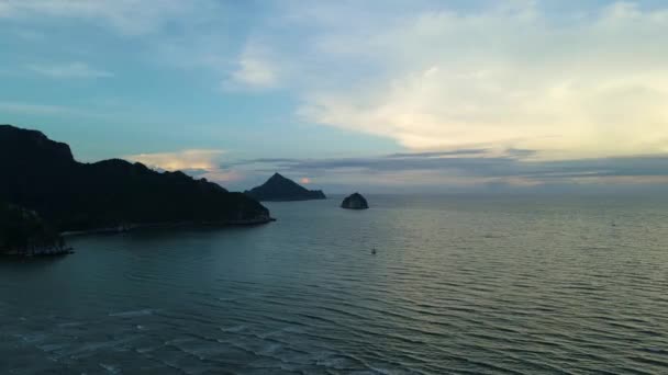 Wspaniałe Niebo Zachód Słońca Odcieniach Niebieskiego Odsłaniające Ocean Wyspę Góry — Wideo stockowe
