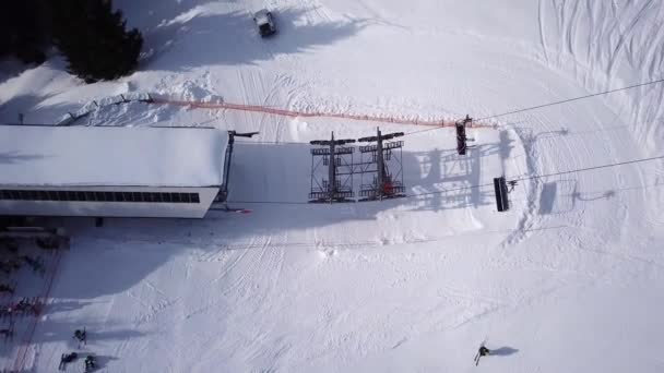 Bovenaanzicht Vanuit Lucht Skilift Weinig Mensen Voor Vervoer Skigebied Skiërs — Stockvideo