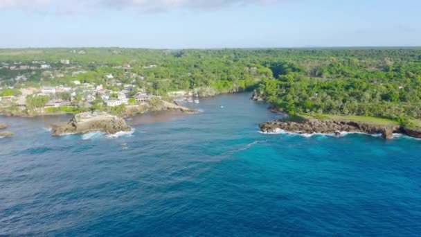 太陽の光の下で緑の森の風景とボカ ユマの美しいブルーベイの空中ビュー ドミニカ共和国 — ストック動画