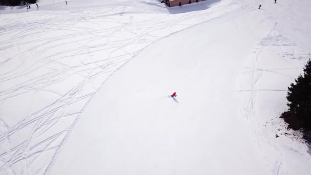 Luchtbeelden Drone Volgende Skiërs Skipiste Het Skigebied Skiërs Skiën Afdaling — Stockvideo