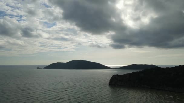 Luftaufnahmen Rechts Von Dieser Superschönen Insel Horizont Und Einem Kalksteinberg — Stockvideo