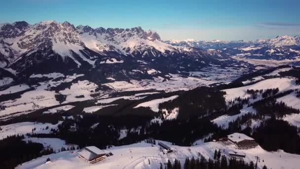 Montagne Innevate Tra Nuvole Basse Cielo Azzurro Tramonto Inverno Paesaggio — Video Stock