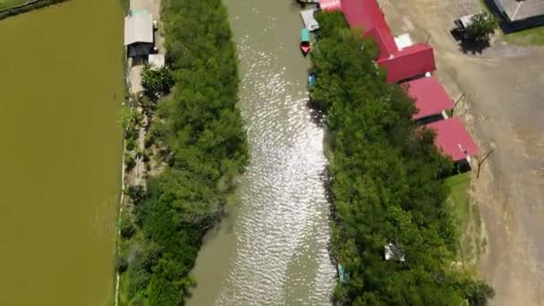 Filmati Aerei Che Mostrano Tetti Rossi Saline Peschiere Fiume Barche — Video Stock