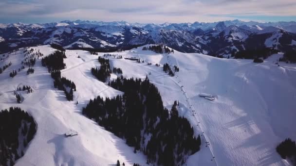 Besneeuwde Bergen Lage Wolken Blauwe Lucht Bij Zonsondergang Winter Panoramisch — Stockvideo