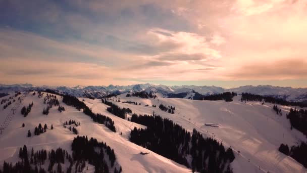 Snöiga Berg Låga Moln Och Blå Himmel Vid Solnedgången Vintern — Stockvideo