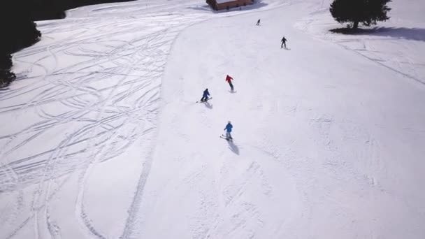 人们在冬季滑雪场的雪坡上滑雪和滑雪板 雪山上的滑雪电梯 冬季活动 — 图库视频影像