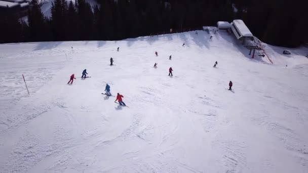 Widok Lotu Ptaka Ośrodek Narciarski Ludźmi Snowboardzie Dół Wzgórza Materiał — Wideo stockowe