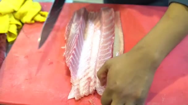 Crop Chef Cortando Atum Fresco — Vídeo de Stock