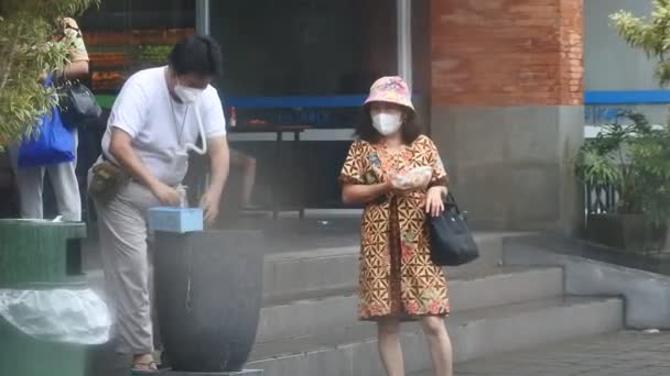 Man Washes His Hands Prevent Transmission Covid Outbreak Ubud Bali — Vídeo de Stock