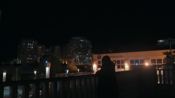 Menina Está Olhando Para Arbre Blanc Noite Montpellier França — Vídeo de Stock
