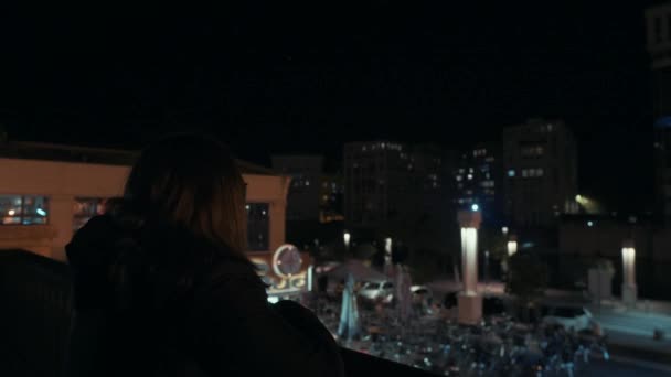 Chica Mirando Restaurante Por Noche Desde Arriba — Vídeo de stock