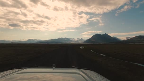 Toyota Land Cruiser Conduce Una Llanura Plana Hacia Montañas Rocosas — Vídeos de Stock