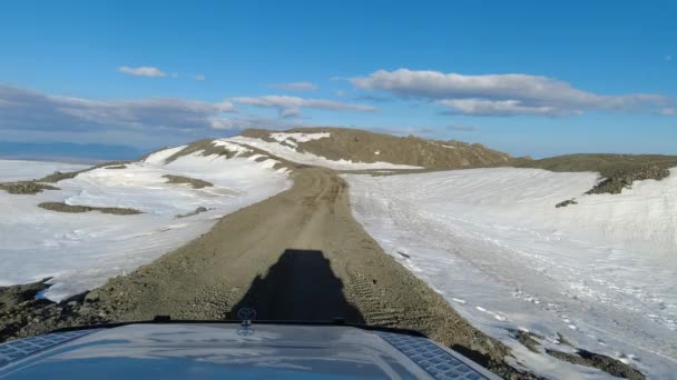 在冰岛 丰田越野车沿着覆盖着积雪的斜坡在Jklasel冰川的F985号土路上行驶 — 图库视频影像