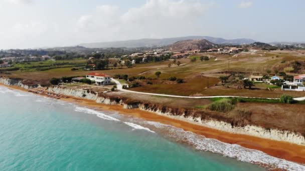 Panoramisch Uitzicht Turquoise Zee Het Rode Zand Shore Megas Lakkos — Stockvideo