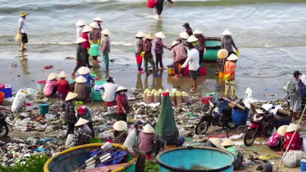 労働者のグループの静的なビューにも漁師は 非常に汚染されたベトナムのビーチで ベトナムのムイ 高角度 — ストック動画