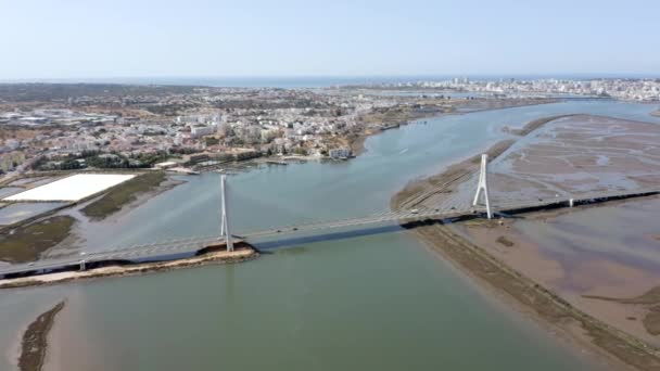 ポルティマン鉄道橋の航空写真 アラド鉄道橋 Arade Railway Bridge アルガルヴェ線の鉄道インフラ ポルトガルのファロ地区ポルティマン付近の橋池と道路交通 — ストック動画