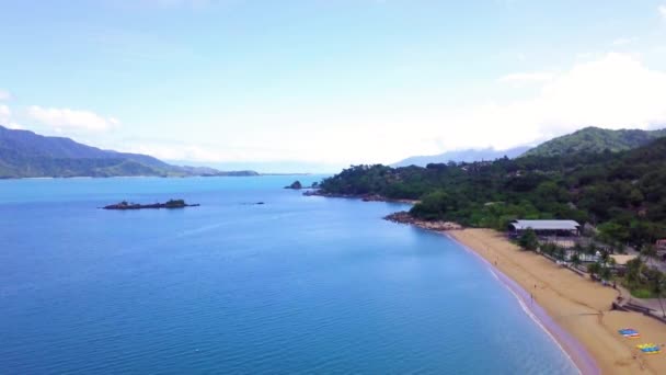 背景に透明な水と島々とブラジル沿岸のパリアの航空記録 — ストック動画