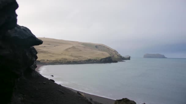 Vista Playa Océano Una Isla Volcánica Arena Negra Rocas Acantilado — Vídeo de stock