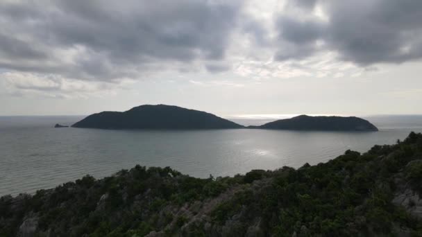 Обратная Съемка Воздуха Над Горой Показывающая Острова Горизонте Темные Облака — стоковое видео