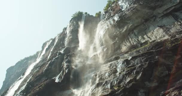 風景七姉妹は 太陽の下で急なGeirangerフィヨルドの崖のドロップダウン滝 — ストック動画