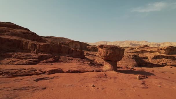 Een Interessante Paddestoelachtige Rotsformatie Woestijn Gefilmd Natuurpark Timna Zuid Israël — Stockvideo