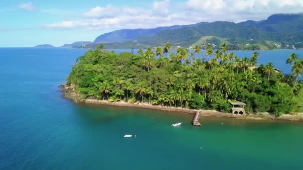 ブラジル サンパウロ州の北海岸近くの小さな島のドローンビュー — ストック動画