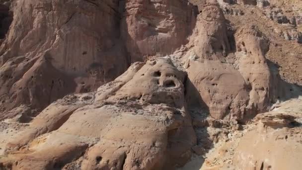 Een Luchtfoto Van Een Vreemde Rotsformatie Woestijn Timna Israël — Stockvideo