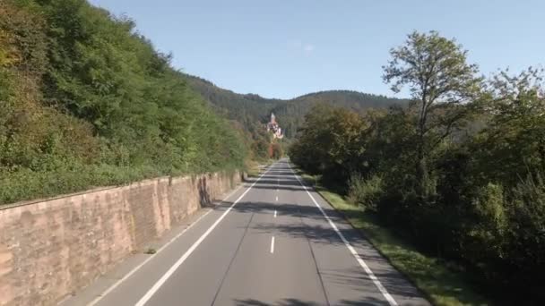 Drohnenschuss Fliegt Schnell Über Eine Straße Den Bergen Deutschlands — Stockvideo