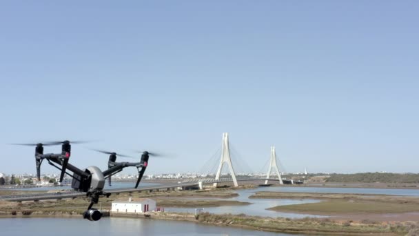 Imagens Dji Drone Inspiram Durante Voo Teste Contra Fundo Ponte — Vídeo de Stock